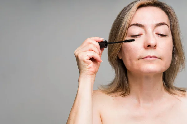 Splendida Donna Matura Mettendo Mascara Nero Sulle Ciglia Contro Uno — Foto Stock