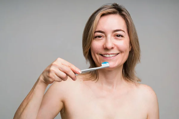 Igiene Dentale Ritratto Una Splendida Donna Matura Sulla Cinquantina Sorridente — Foto Stock