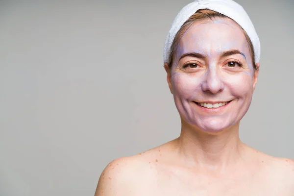 Orta Yaşlı Bir Kadının Portresi Yüzünde Deri Yüzen Bir Maske — Stok fotoğraf