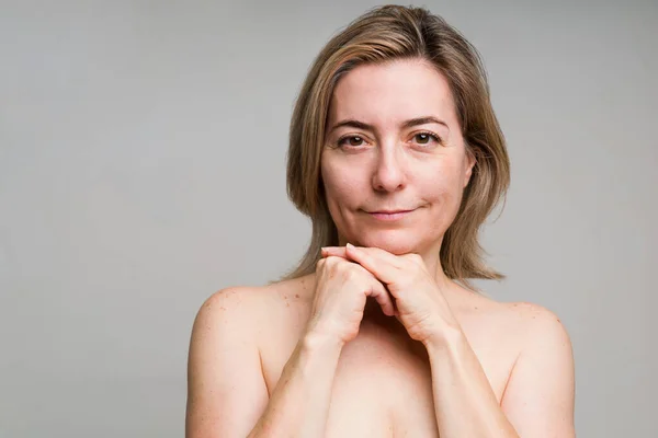 Mujer Desnuda Envejecida Sus Años Sonriendo Haciendo Contacto Visual Mientras — Foto de Stock