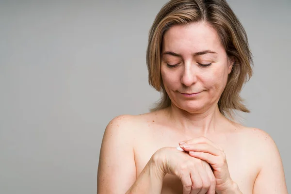 Hermosa Mujer Mayor Años Poniendo Crema Hidratante Sus Manos Secas —  Fotos de Stock