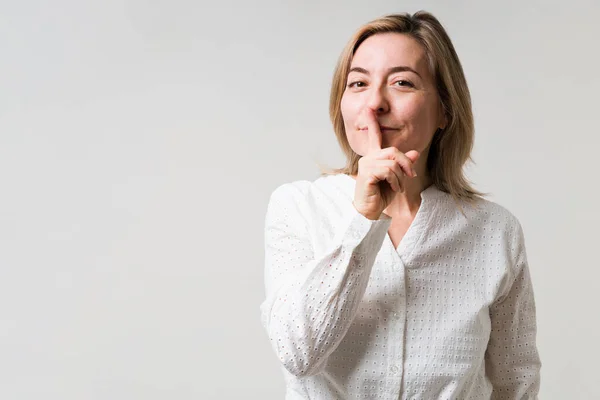 Prosím Udržujte Tajemství Starší Žena Středního Věku Položila Prst Ústa — Stock fotografie