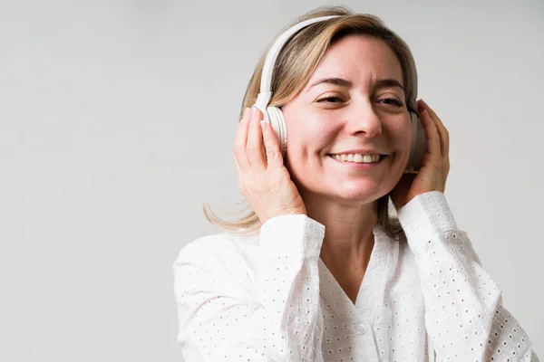 Piace Mia Canzone Preferita Donna Caucasica Più Anziana Con Cuffie — Foto Stock