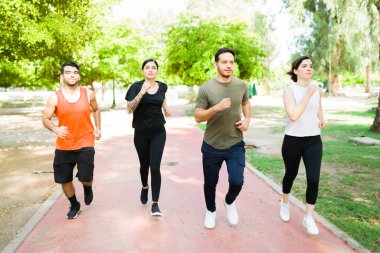 20 'li yaşlarda yarışan ve parktaki bitiş çizgisine ilk kim varacak diye yarışan farklı arkadaş grupları oluşturun. 