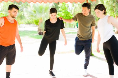 Isınıyorum. Güzel bir arkadaş grubu antrenmanlarına başlamadan önce bacaklarını esnetip ısınıyor.