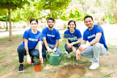 Çeşitli arkadaş grupları bir parkın yeniden ağaçlandırılmasına yardım ediyor. Gençlerin portresi ağaç dikmek ve toplumsal işler yapmak.