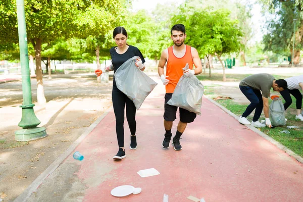 Jovem Hispânica Homem Fazendo Plogging Parque Casal Atraente Activewear Correndo — Fotografia de Stock