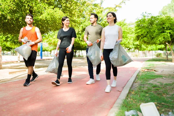 Grupo Ativo Amigos Jogging Plogging Parque Jovens Homens Mulheres Conversando — Fotografia de Stock