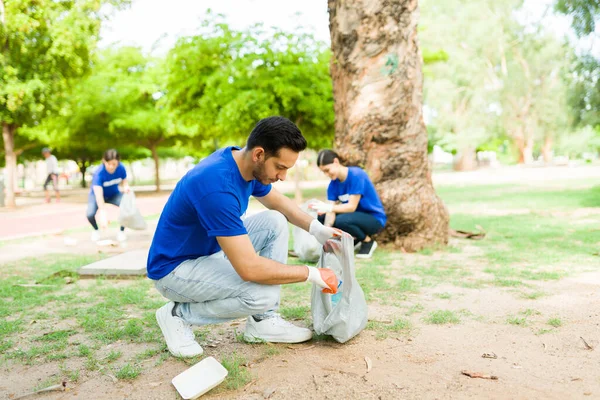 Miljövänlig Verksamhet Ansvarsfull Ung Man Plocka Upp Skräp Utomhus Med — Stockfoto