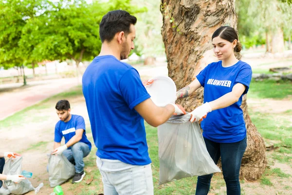 Young Friends Volunteering Clean Park Latin Women Men Cooperating Working — Stock Photo, Image