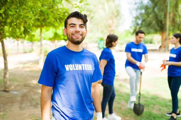 Joven Atractivo Mirando Cámara Sonriendo Después Terminar Trabajo Comunitario Aire — Foto de Stock