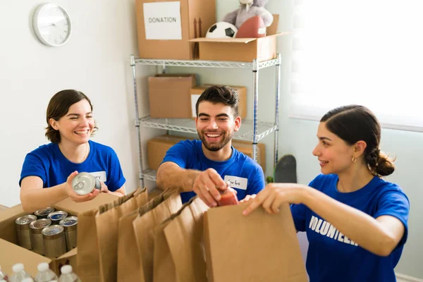 Aproveitando Enquanto Faz Trabalho Comunidade Amigos Felizes Colocando Doações Alimentos — Fotografia de Stock