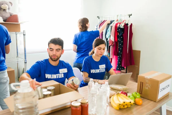 Grupo Jóvenes Voluntarios Hispanos Que Trabajan Organización Donaciones Alimentos Ropa —  Fotos de Stock
