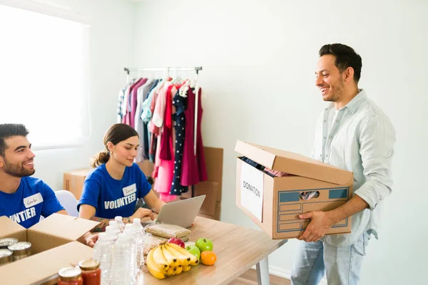 Contribuir Las Personas Necesitadas Joven Latino Trayendo Donaciones Ropa Segunda —  Fotos de Stock