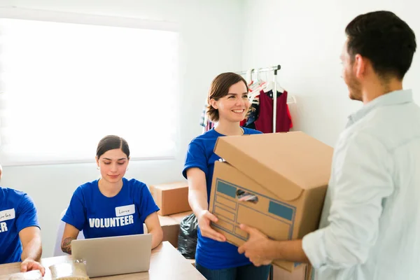 Estoy Muy Agradecida Hermosa Voluntaria Recibiendo Una Caja Con Donaciones —  Fotos de Stock