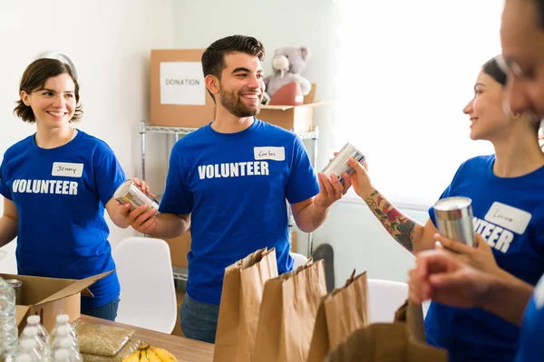 Feliz Ser Voluntario Amigos Años Ayudando Hacer Paquetes Para Personas — Foto de Stock