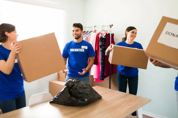 Disfrutando Nuestro Trabajo Comunitario Grupo Amigos Voluntarios Centro Donación Llevando —  Fotos de Stock