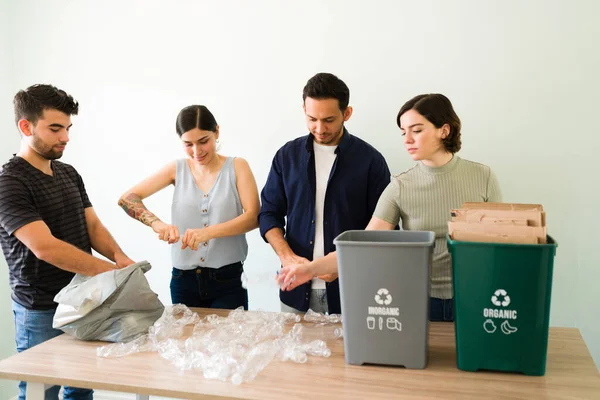 Atividade Ecológica Grupo Jovens Mulheres Homens Esmagando Garrafas Plástico Para — Fotografia de Stock