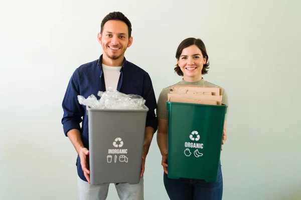 Jovem Casal Bonito Transportando Latas Lixo Com Garrafas Plástico Materiais — Fotografia de Stock