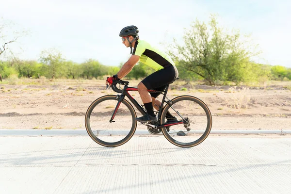 Seitenansicht Eines Aktiven Jungen Mannes Der Auf Einem Rennrad Trainiert — Stockfoto