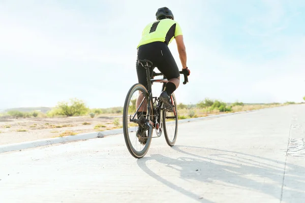 Athlète Professionnel Derrière Vélo Sur Une Route Ouverte Seul Homme — Photo