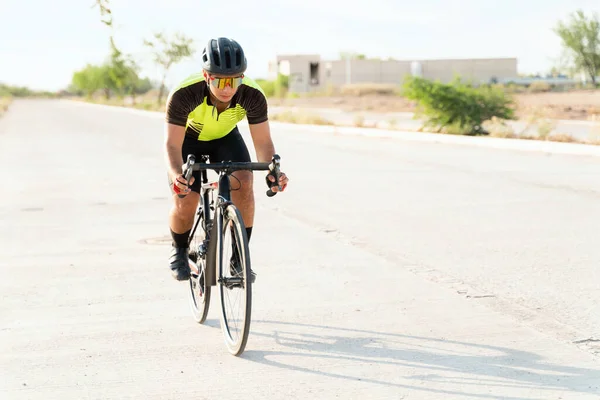 Spor Güneş Gözlüğü Takan Profesyonel Bisikletçi Sabahları Bisikletle Pedal Çevirmeye — Stok fotoğraf