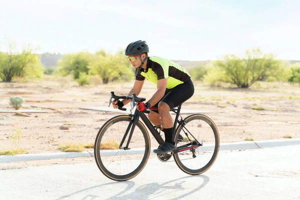 Atleta Activo Disfrutando Del Ciclismo Aire Libre Una Hermosa Mañana — Foto de Stock