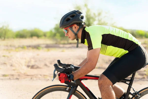 Profil Attraktiv Latincyklist Cykling Ensam Öppen Väg Solig Morgon Professionell — Stockfoto