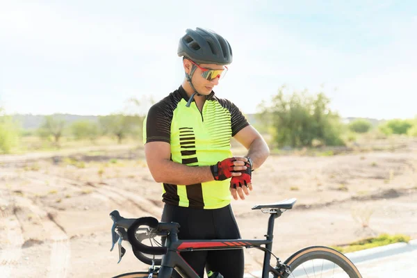 西班牙裔年轻的骑车人骑自行车锻炼完后 用精打细算卡路里 — 图库照片