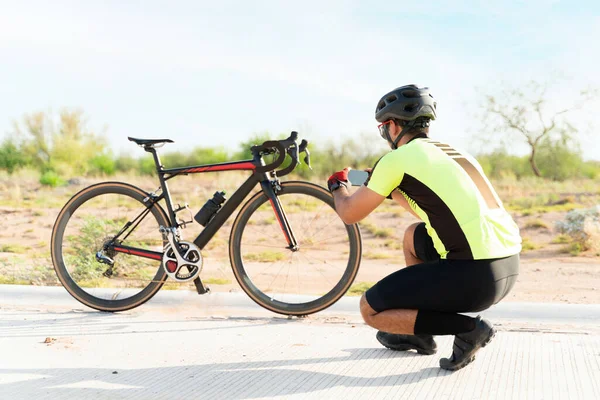 Encanta Bicicleta Vista Trasera Ciclista Masculino Tomando Una Foto Bicicleta — Foto de Stock