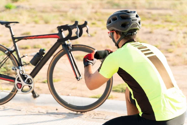 Ciclista Latino Tomando Una Foto Con Smartphone Una Bicicleta Negra — Foto de Stock