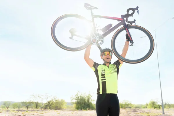Estoy Tan Emocionada Emocionado Feliz Atleta Masculino Sosteniendo Bicicleta Carretera — Foto de Stock