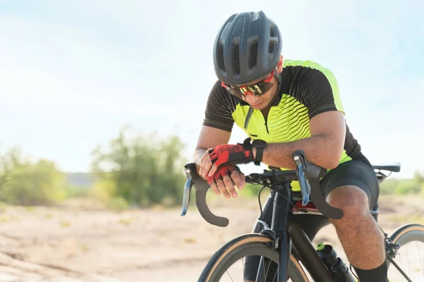 Siento Cansado Ciclista Hispano Unos Años Descansando Después Entrenar Hombre — Foto de Stock