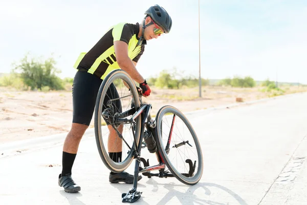 Ciclista Profissional Consertando Sua Própria Bicicleta Depois Andar Bicicleta Uma — Fotografia de Stock