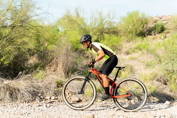 Seitenansicht Eines Fitten Jungen Radfahrers Der Mit Seinem Mountainbike Auf — Stockfoto
