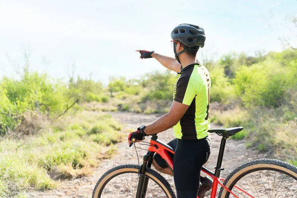 Voy Esa Dirección Ciclista Masculino Montando Bicicleta Preparando Ruta Montaña — Foto de Stock