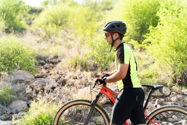 Latin Bir Genç Adam Profesyonel Bir Bisikletçinin Dağ Yolunda Kırmızı — Stok fotoğraf