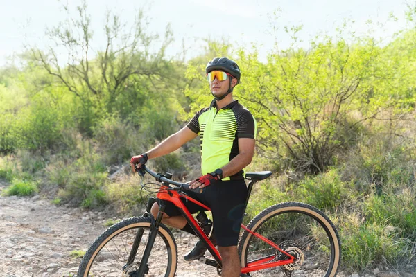 Yakışıklı Genç Adam Dağ Bisikletinin Üstünde Pedal Çevirmeye Ara Veriyor — Stok fotoğraf