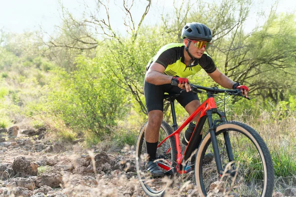 Hübscher Junger Mann Beim Training Seiner Mountainbike Fähigkeiten Radprofi Morgen — Stockfoto