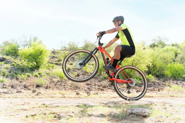 Extremsport Ein Aktiver Männlicher Radfahrer Übt Einen Sprung Auf Seinem — Stockfoto