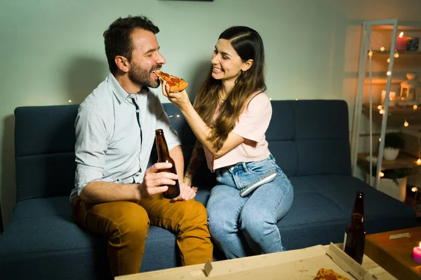 Romantisk Ung Flickvän Ger Bit Pizza Munnen Till Sin Glada — Stockfoto