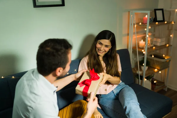 Grattis Årsdagen Hispanic Romantisk Make Ger Present Till Sin Vackra — Stockfoto