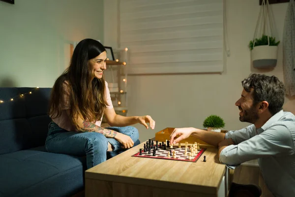 Glada Ung Kvinna Skrattar Medan Hon Spelar Schack Med Sin — Stockfoto
