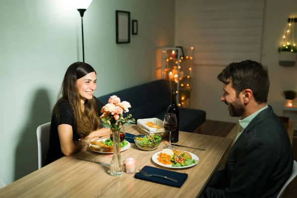 庆祝我们的周年纪念日年轻漂亮的夫妻笑着摆好餐桌 在家里享用优雅浪漫的晚餐 — 图库照片