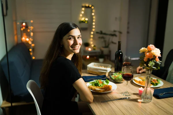 Güzel Bir Kız Arkadaşın Portresi Yemek Odasında Oturuyor Romantik Erkek — Stok fotoğraf