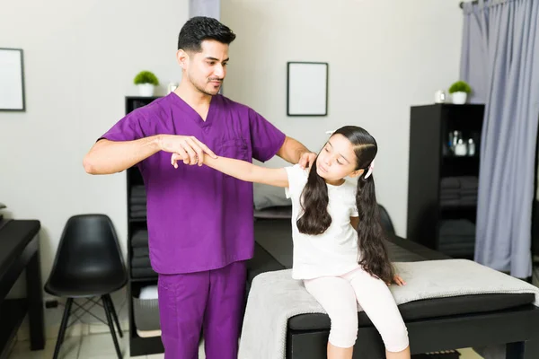 Verletztes Kleines Mädchen Erhält Physikalische Therapie Für Ihre Schmerzen Den — Stockfoto