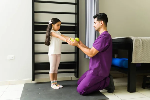 Puedes Hacerlo Fisioterapeuta Profesional Dice Una Paciente Infantil Que Levante — Foto de Stock