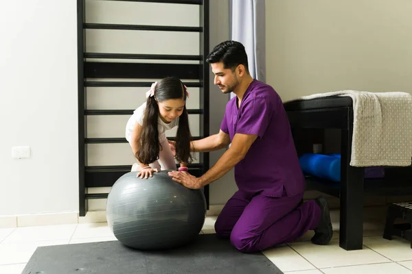 Fisioterapeuta Profesional Que Ayuda Paciente Infantil Subir Una Pelota Fitness — Foto de Stock