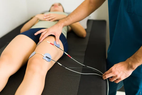 Close Uma Jovem Caucasiana Tentando Eletroterapia Para Estimular Nervos Músculos — Fotografia de Stock