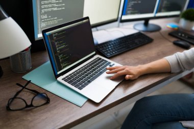 Bilgisayarına kod yazan ve evden çalışan bir kadın programcıyı kapat. Serbest Kadın Kodlaması 